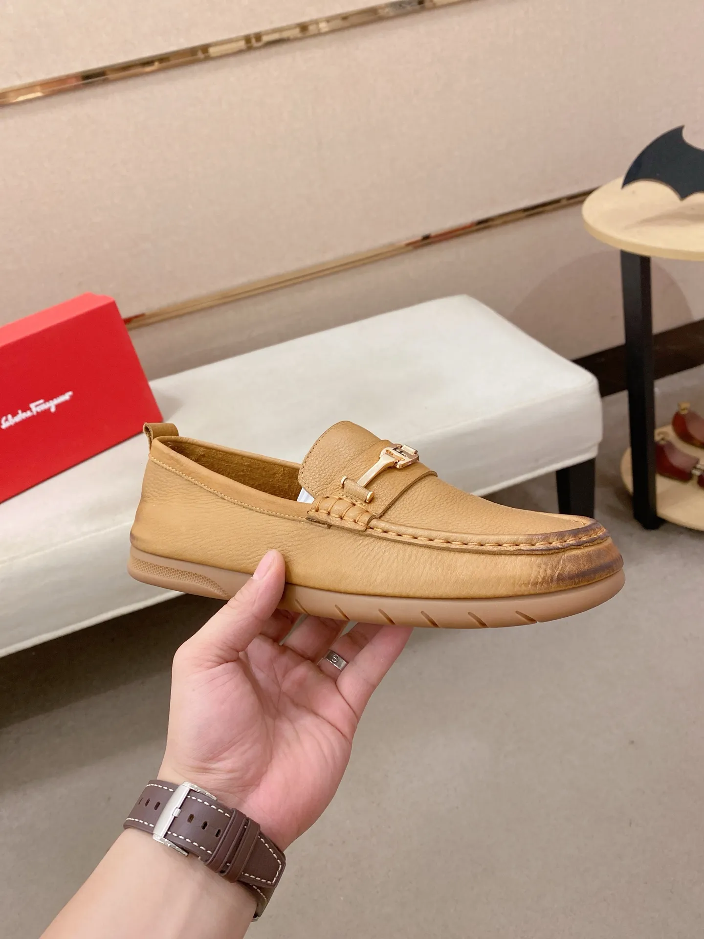 Factory price 500💰 Original Ferragamo men's shoes! The world's top brands...Luxury quality...//Fashion and high-end footwear 👍💪🏻...give you a low-key luxury comfort experience👍. The upper is made of pure Italian imported original cowhide and sweat-absorbent sheepskin lining. It is comfortable and breathable, high-end and classy... luxurious and noble!! .. OEM factory shipment [Hug] stall.. Original board. Welcome to taste..38--44.